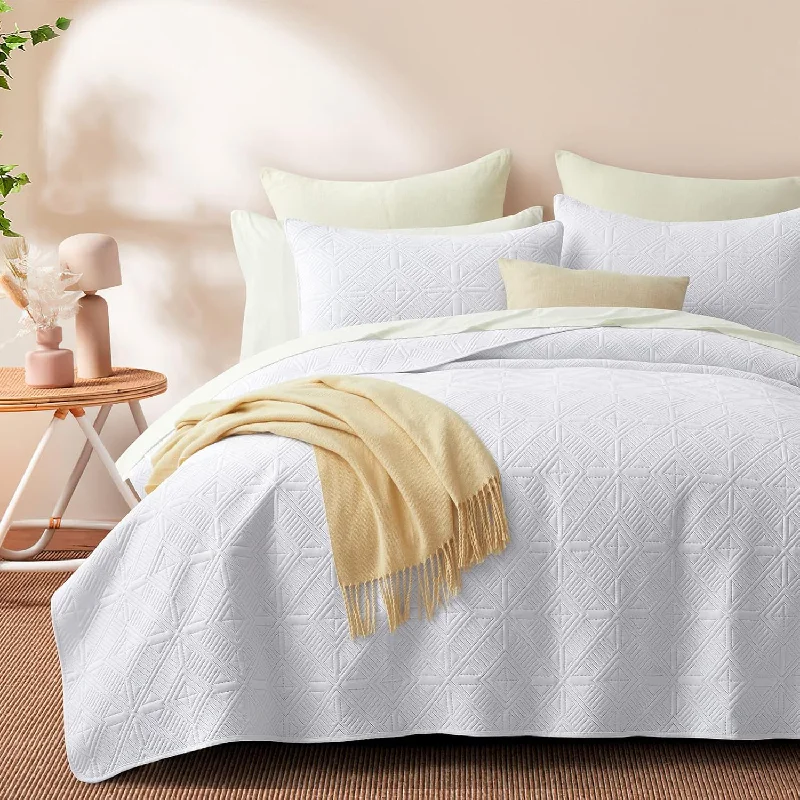 Pillow with trendy design-King Size Quilt White Bedspreads With 2 Pillow Shams - All Season Soft Quilt B