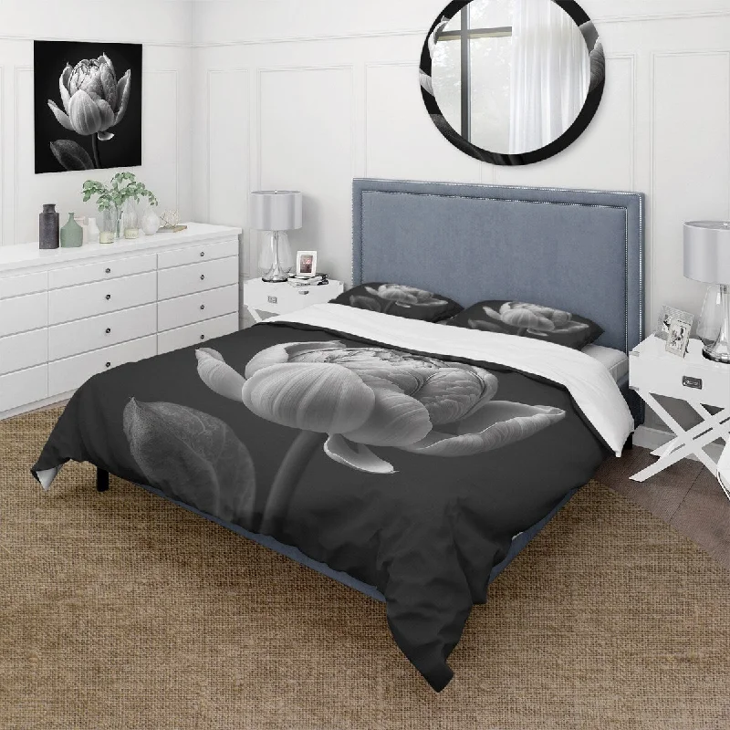 How to clean bed covers-Designart "Close-up Of Black And White Tulip I" White Traditional - Bedding Cover Set With Shams